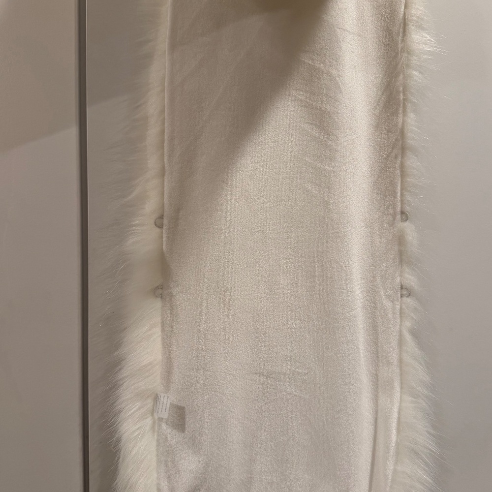 Tulip Bridal White Faux Fur Stole - Picture 6 of 9